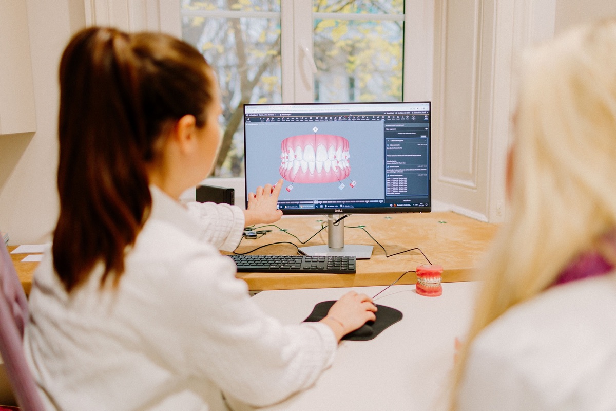 Digitale 3D-Behandlungsplanung am Bildschirm bei Zahnregulierung Votiv